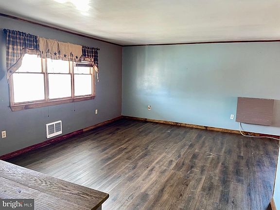 4th image of 545 Summit Dr