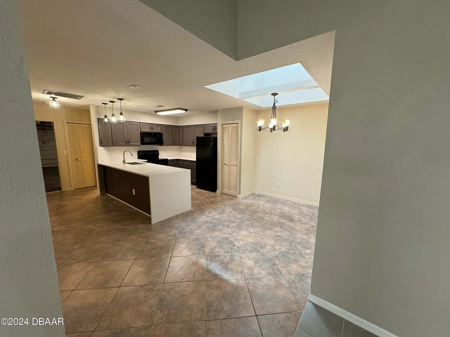 3 bed, 2.0 bath, 1585 sqft, $2,350 — Photo 4