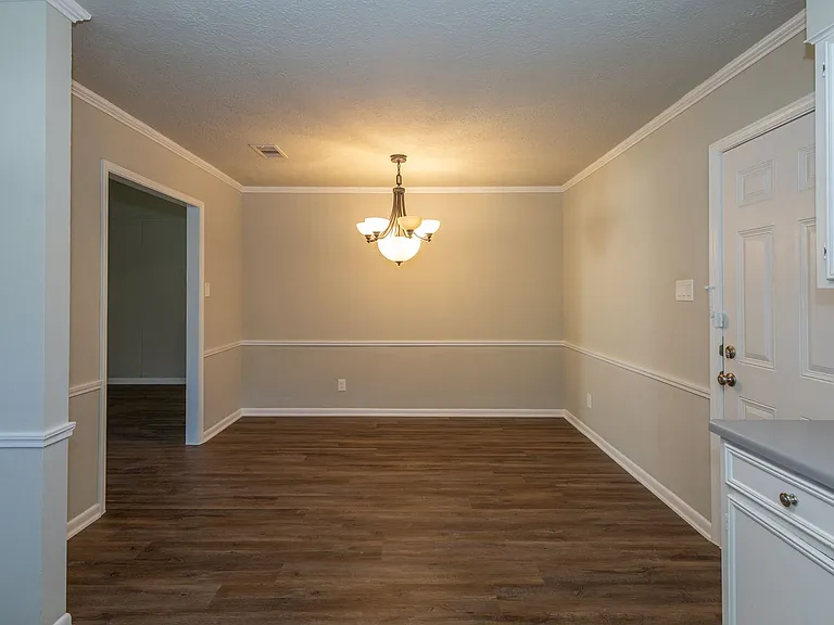5810 Meadowview Rd — Photo 4