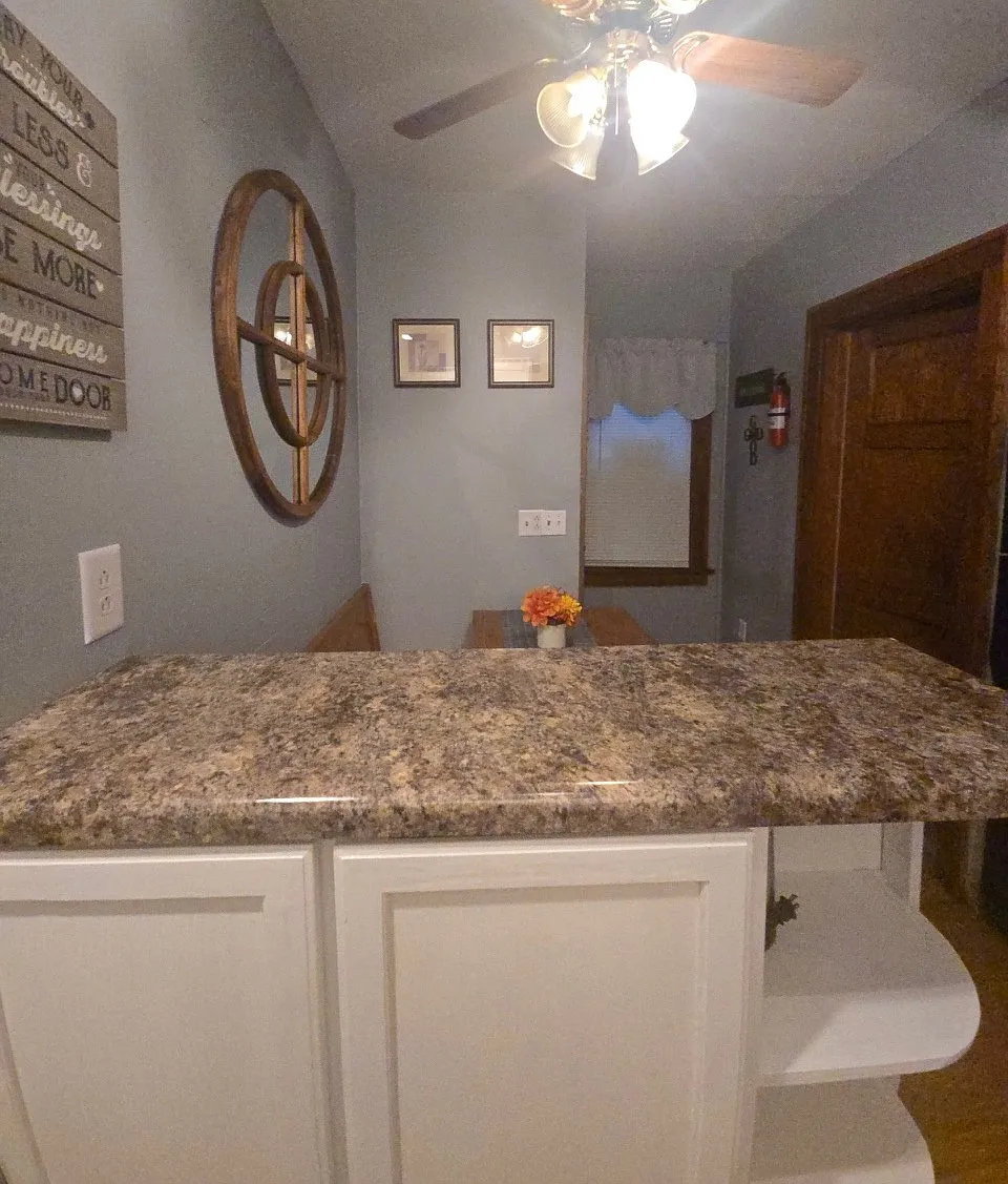3 bed, 1000 sqft, $2,000 — Photo 2