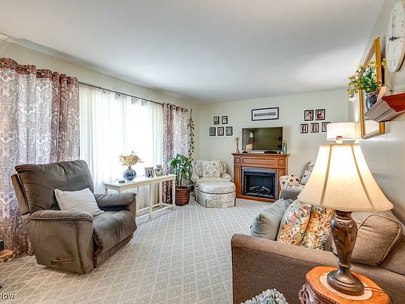4th image of 2207 Robinhood Dr