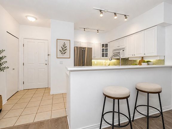 4th image of 2755 Maple St #104