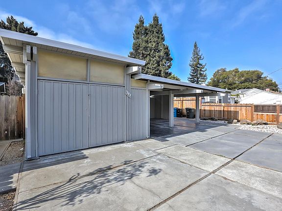 3rd image of 302 Roble Ave