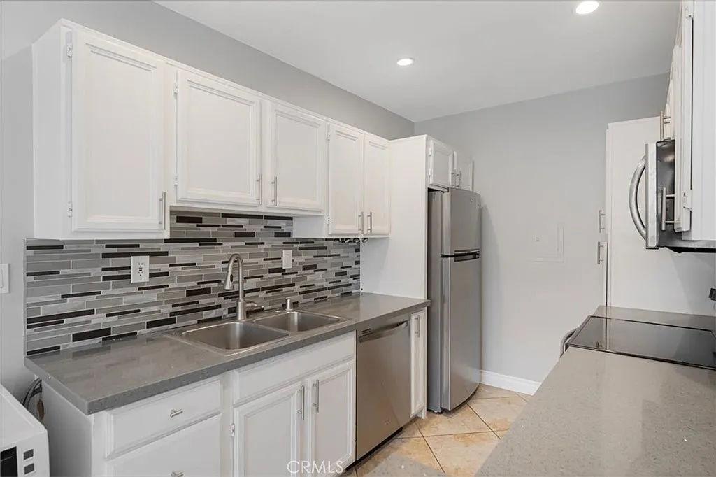1 bed, 873 sqft, $2,100 — Photo 4