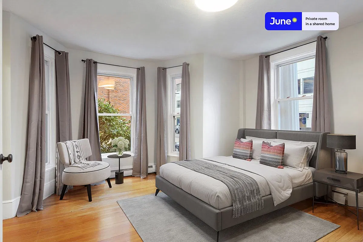 Queen bedroom in 2 bed/1.5 bath home in Newton Corner #776 B — Photo 1