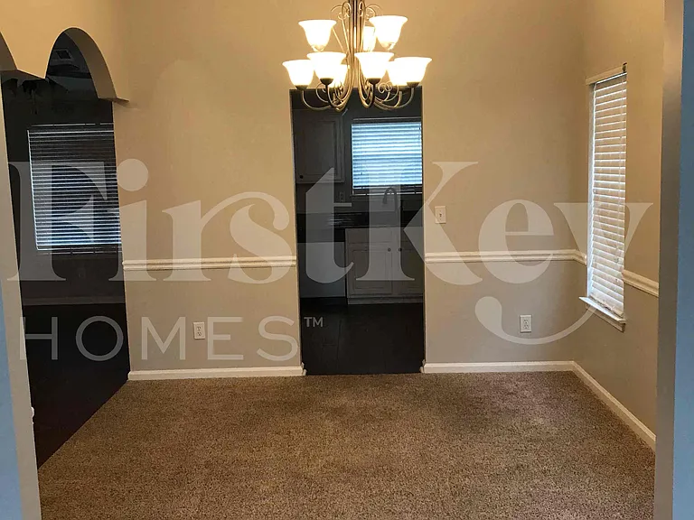 1115 Ivey Ln — Photo 3
