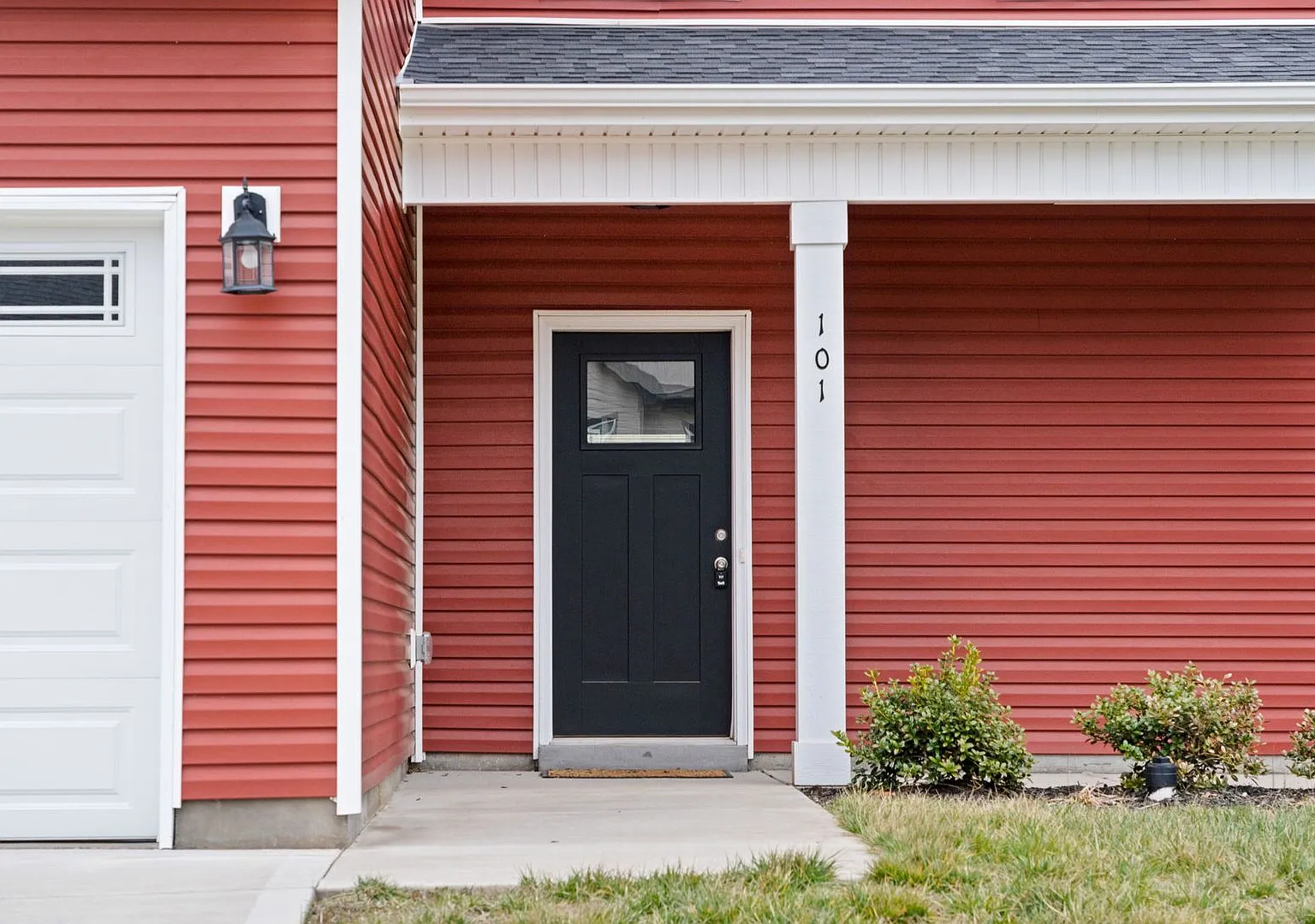 Pet Friendly Three Bedroom! — Photo 4