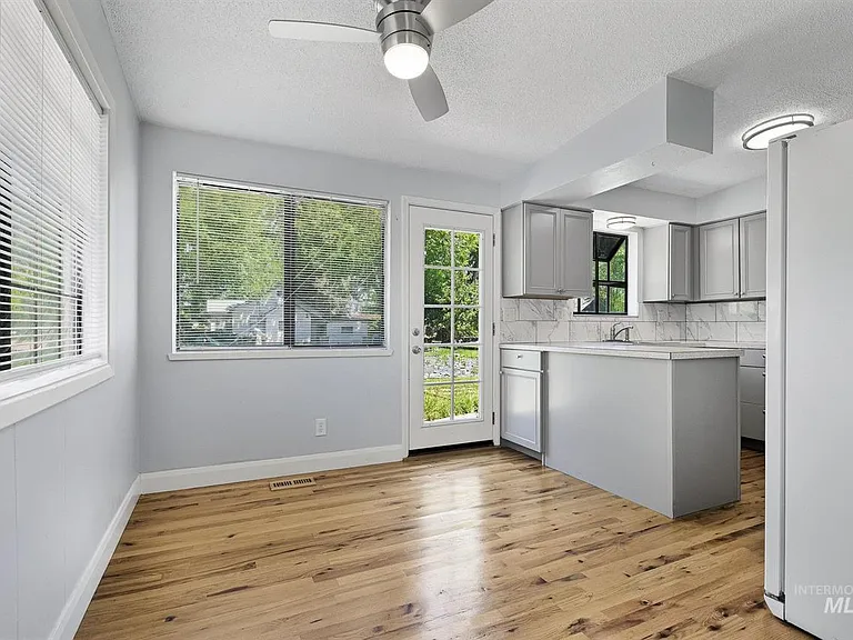 2504 S Annett St — Photo 4
