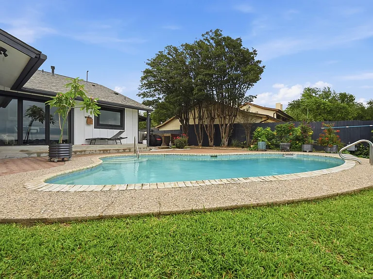4805 Greystone Dr — Photo 33