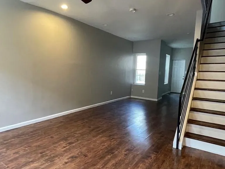 3156 Livingston St — Photo 18