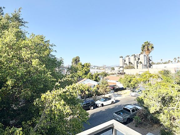 2nd image of 6032 Romaine St #6