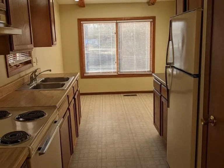 823 Doberman Ct SE — Photo 3