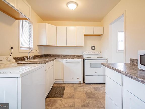 3rd image of 121 Saint John Dr