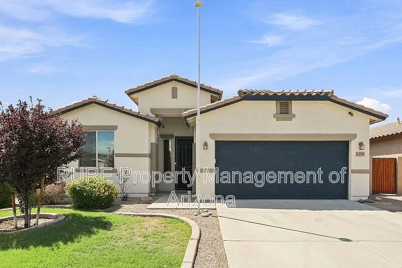 4 bed, 2.0 bath, 2215 sqft, $2,195 — Photo 1