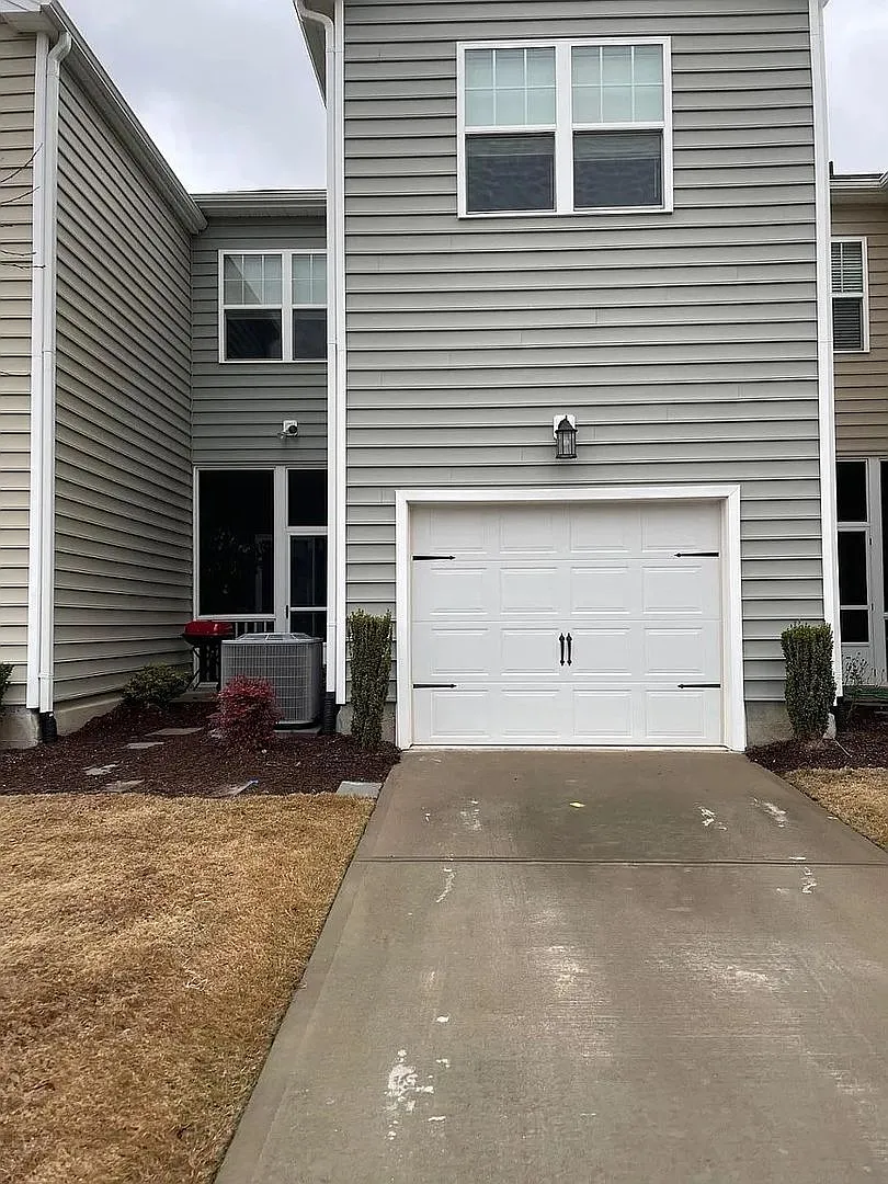 Room for Rent in 4 Bedroom Home at Farm Pond Trl — Photo 4
