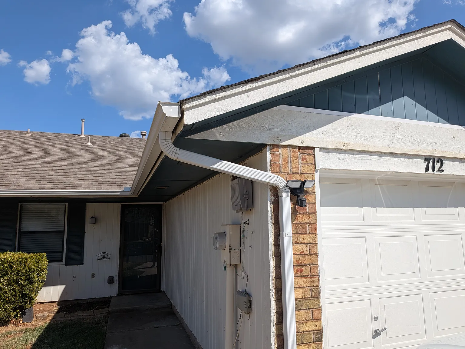 712 Swan Lake Rd — Photo 1