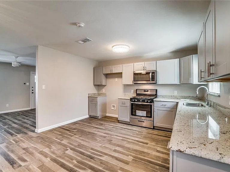 3558 Park Ln — Photo 3