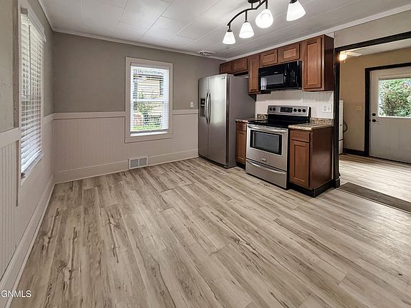 5th image of 605 West Broadway