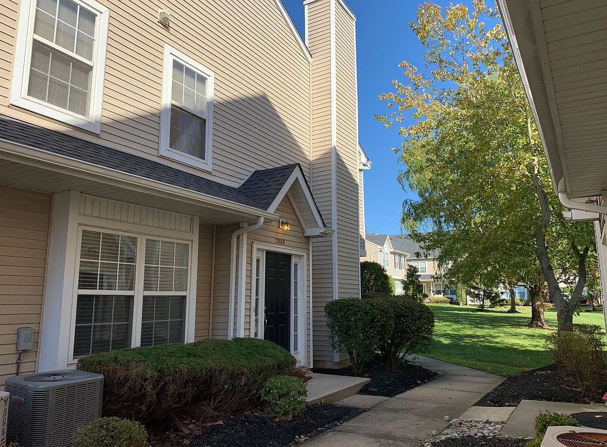 Building Photo - 2905 Saxony Dr