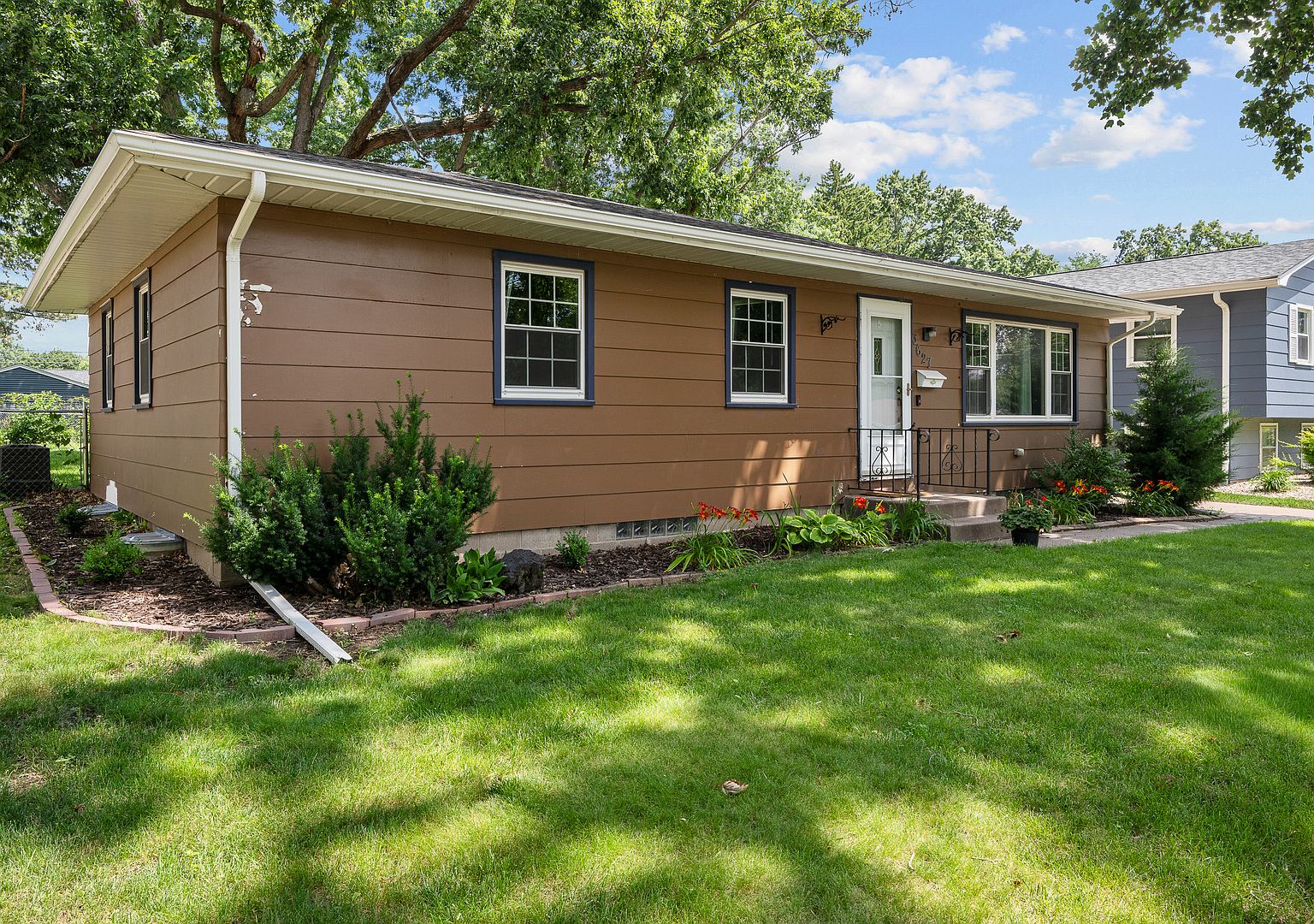 3627 Cedar St, Davenport, IA 52806 | Zillow