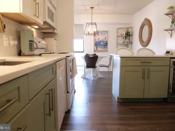 2311 Pimmit Dr APT 718, Falls Church, VA 22043