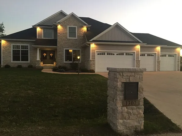 1307 Woodberry Dr, Mahomet, IL 61853