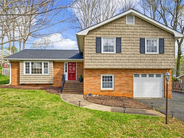 2122 Leeds Ln, Winston Salem, NC 27103