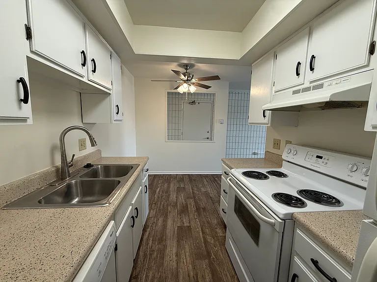 W Northwood Dr — Photo 1