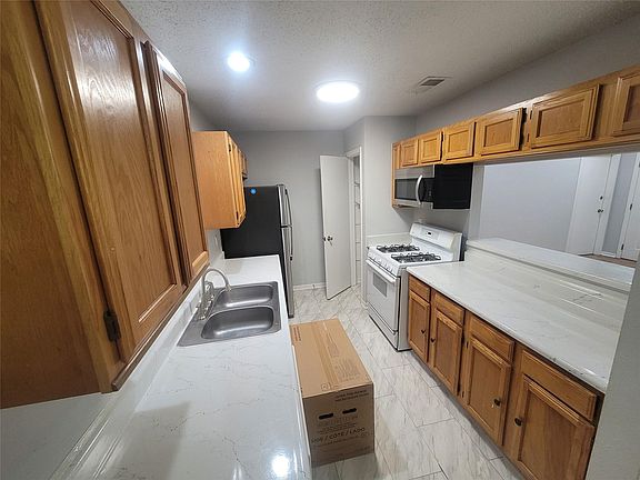 5th image of 22715 Braken Manor Ln