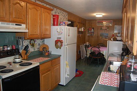 Lots of cabinet and counter space!