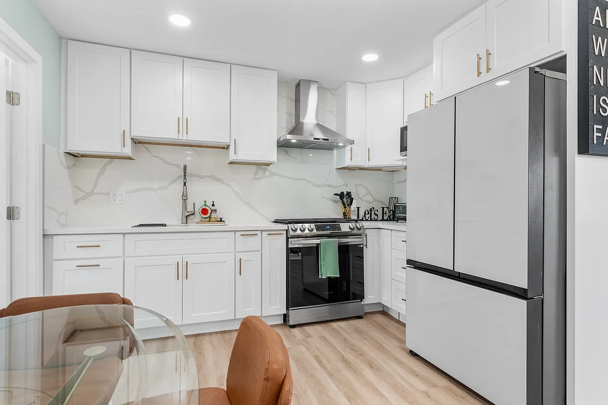 Building Photo - 820 S Velare St