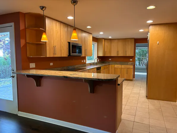 39 Berkshire Dr, Wheeling, IL 60090