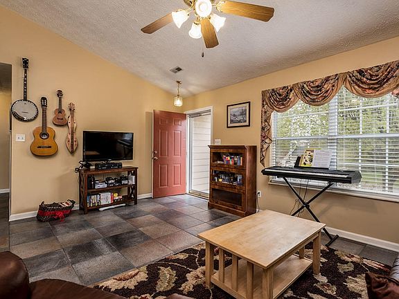 Living Room W/Vaulted Ceilings