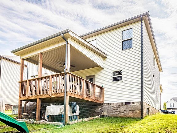 3rd image of 983 Smoots Dr