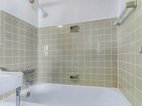 5th image of 4 Fordham Hill Oval APT 16E