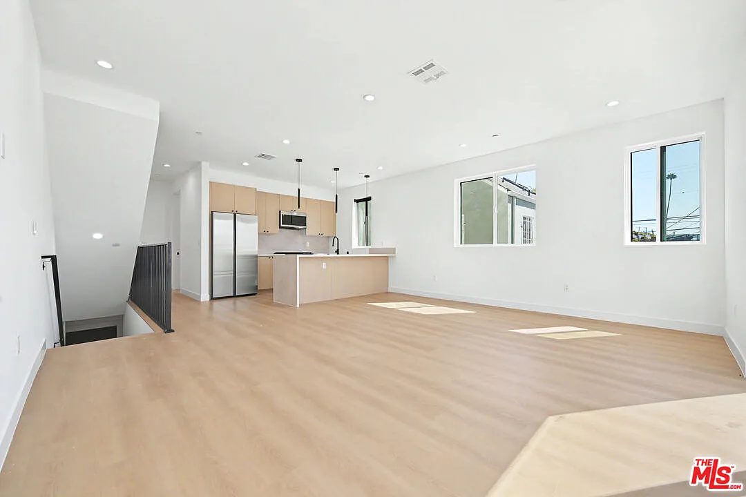 14 bed, 17.0 bath, 8285 sqft, $29,995 — Photo 2