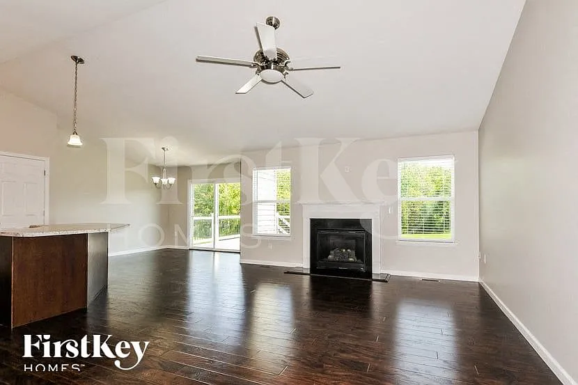 3 bed, 2.0 bath, 1740 sqft, $3,035 — Photo 4