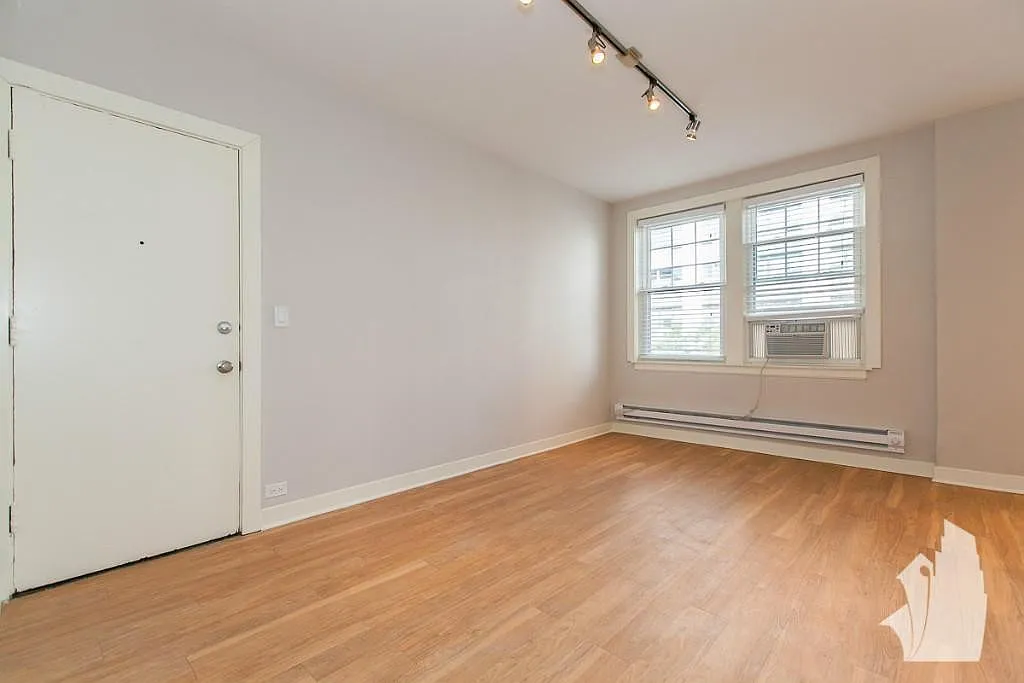 511 W Belmont Ave — Photo 2