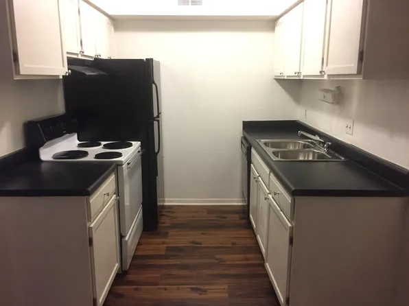 208 Camelot Dr, College Park, GA