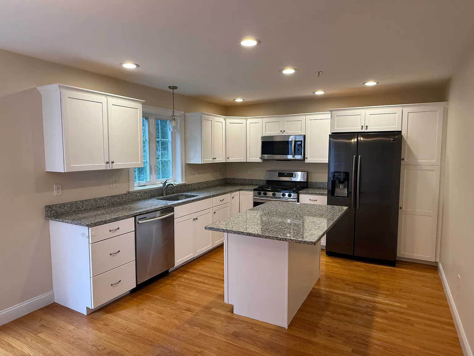2 bed, 2.5 bath, 2900 sqft, $3,800 — Photo 1