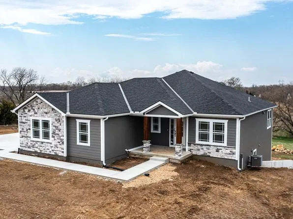 17323 254th St, Tonganoxie, KS 66086