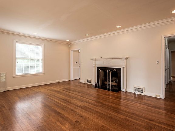 3rd image of 3833 SW Oakhurst Dr