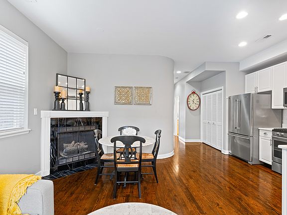 4th image of 2343 N Leavitt St #2
