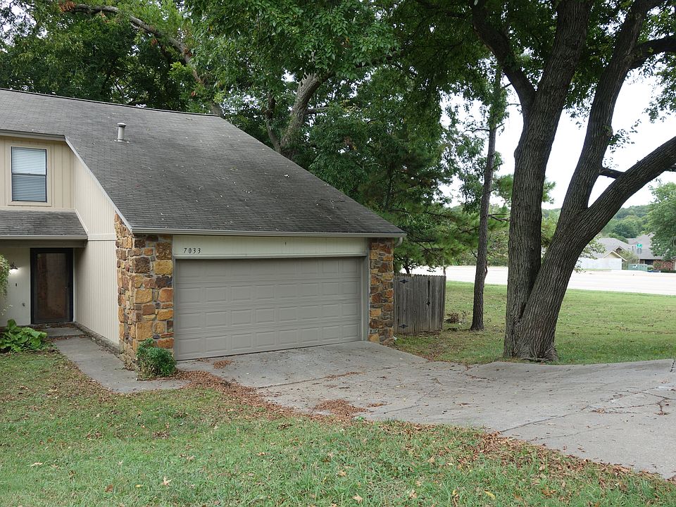 Lovely 2-Story 3/2.5/2 Duplex in the 71st and Harvard area of South Tulsa. Lots of recent updates