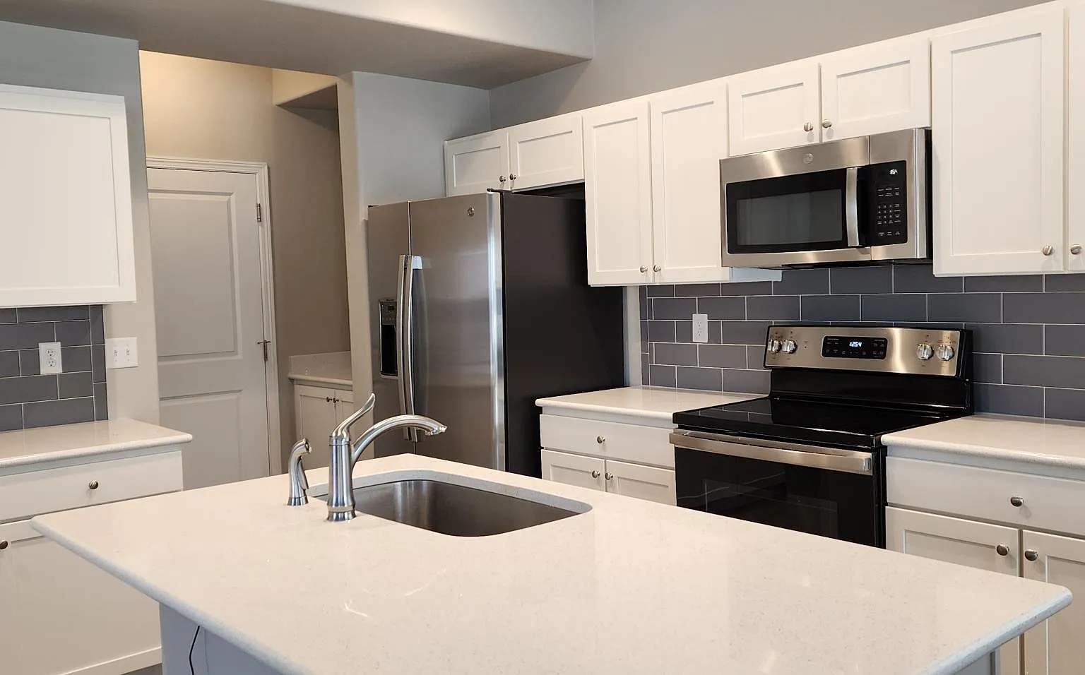 3 bed, 2.5 bath, 1690 sqft, $2,500 — Photo 3