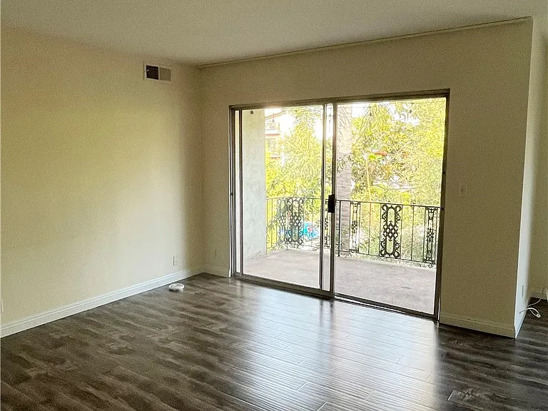837 S Windsor Blvd #7 — Photo 24