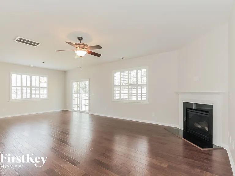 1057 McLaren Dr — Photo 3