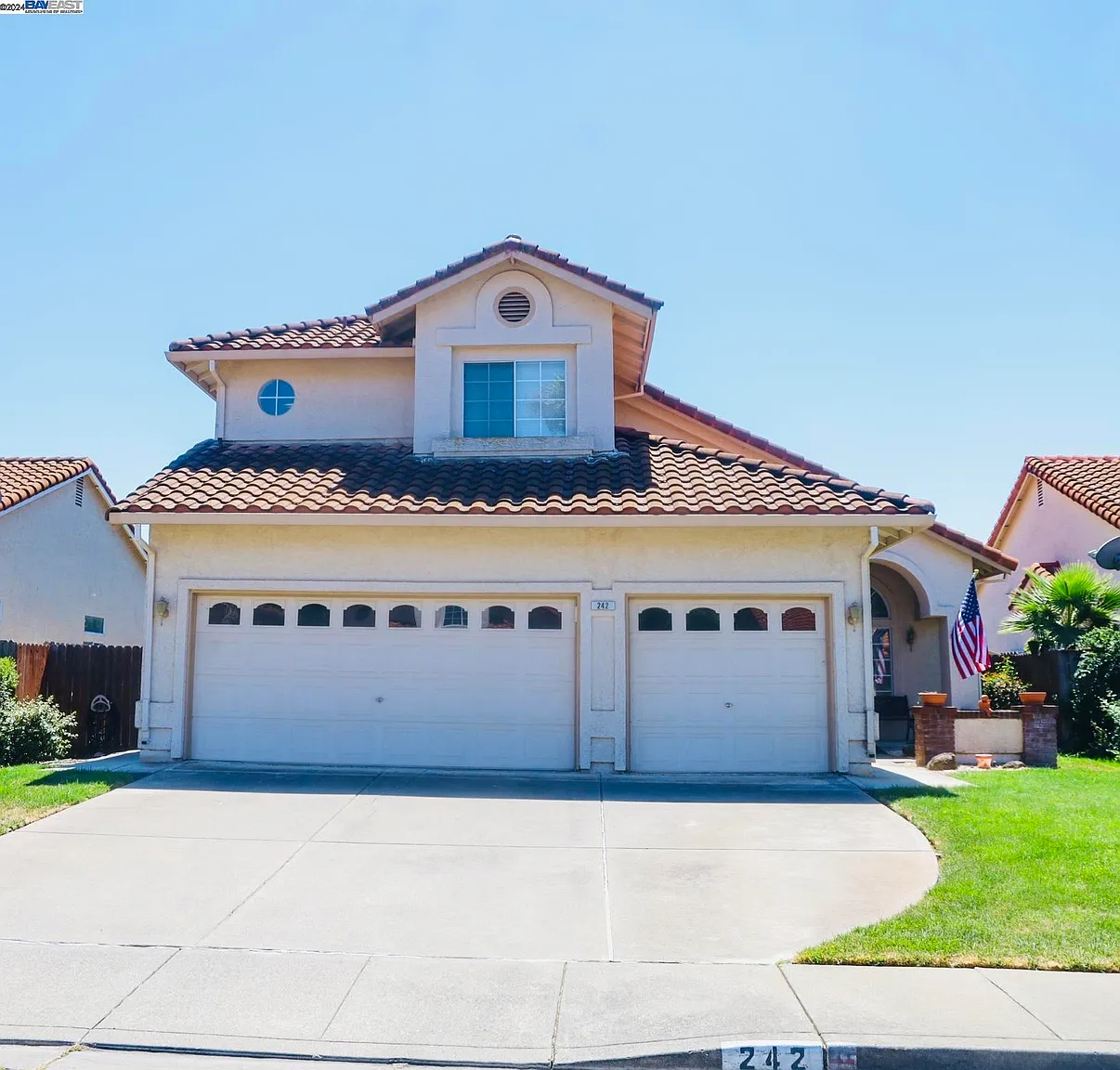 242 Sparrow St photo 1