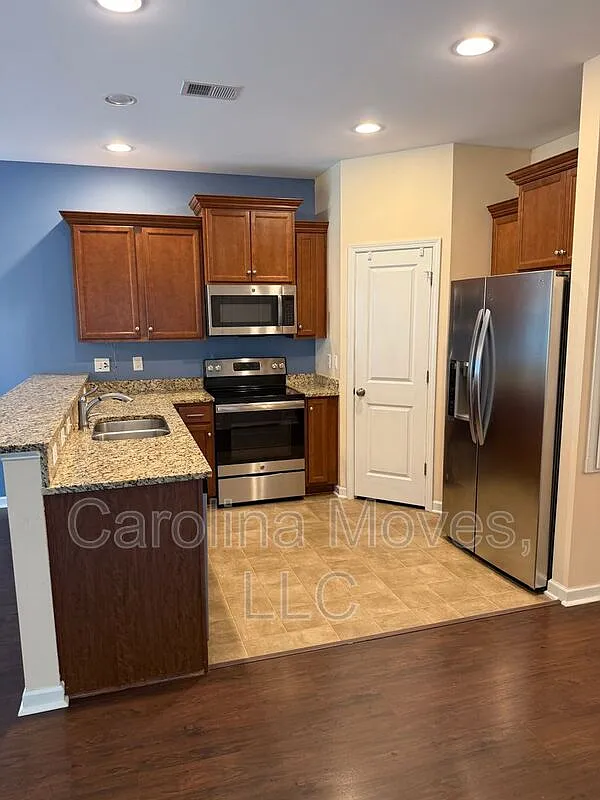 3 bed, 2.5 bath, 1645 sqft, $1,800 — Photo 2