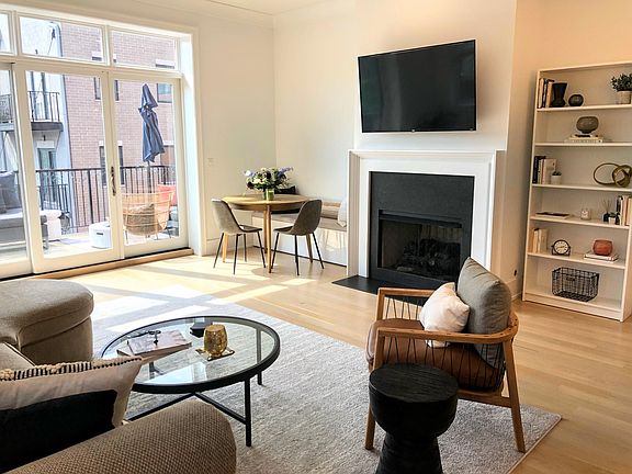 4th image of 3154 N Southport Ave #303